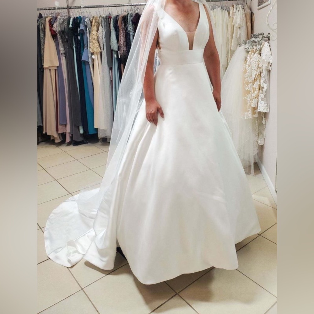 Maggie Sottero Princess style wedding dress.  Brand new never worn.